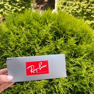 New never worn ray ban classic. Black